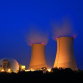 Kernkraftwerk Grohnde in Niedersachsen bei Nacht