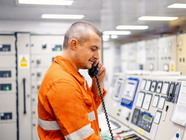 Especialista en cumplimiento normativo revisando sistemas de control para certificación