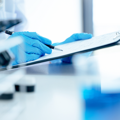 En hälso- och sjukvårdsexpert skriver anteckningar