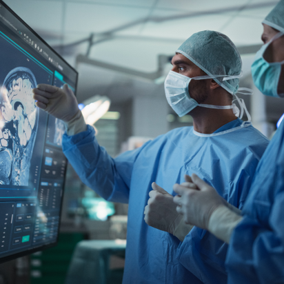 Kirurger analyserar hjärnskanningsbilder som visas på en digital monitor