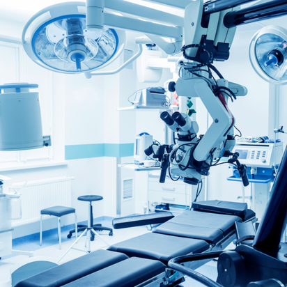 Ett kirurgiskt mikroskop placeras i ett operationsrum Ett kirurgiskt mikroskop placeras i ett operationsrum