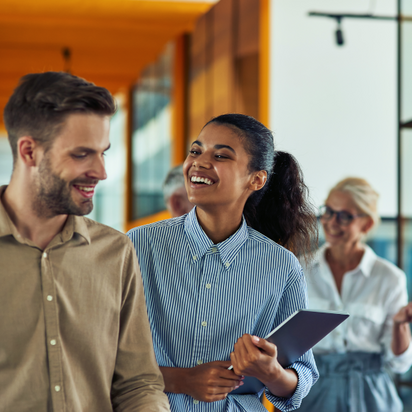 Två personer som samtalar Två personer som samtalar
