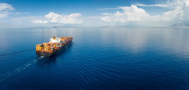 Container Schiff auf dem Meer