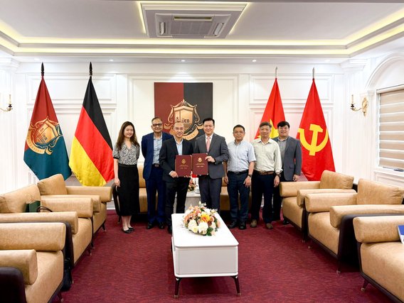 PGS. TS Hoàng Khắc Lịch và ông Lê Sỹ Trung ký kết Thỏa thuận Hợp tác dưới sự chứng kiến của đại diện hai bên.