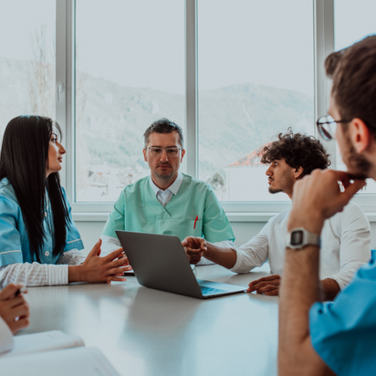 Medicinsk personal, inklusive läkare, kirurger och sjuksköterskor, samlas på ett sjukhus 
