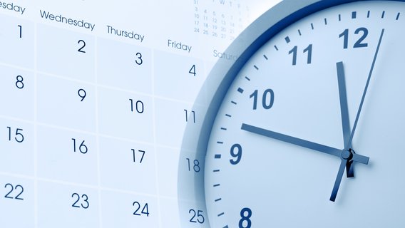 To the left a calender is seen, to the right a clock is seen.
