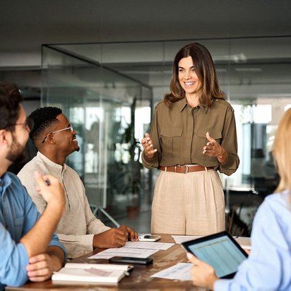 ISO 14001:2026 Lead Auditor A female auditor is conducting a course